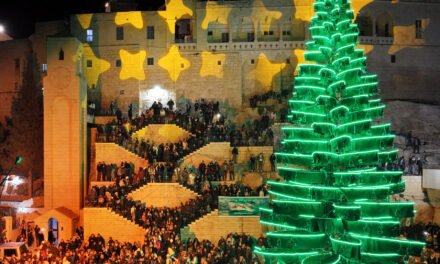Christmas in Pictures: Lights and Color Mark the Season