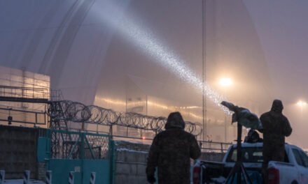 High Above Chernobyl, Workers Grapple With Ice, Fire and Nuclear Fears