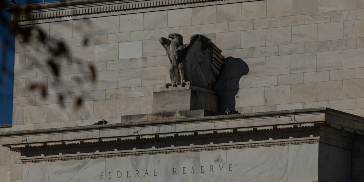Trump’s Trade War Raises Bar for Fed Rate Cuts