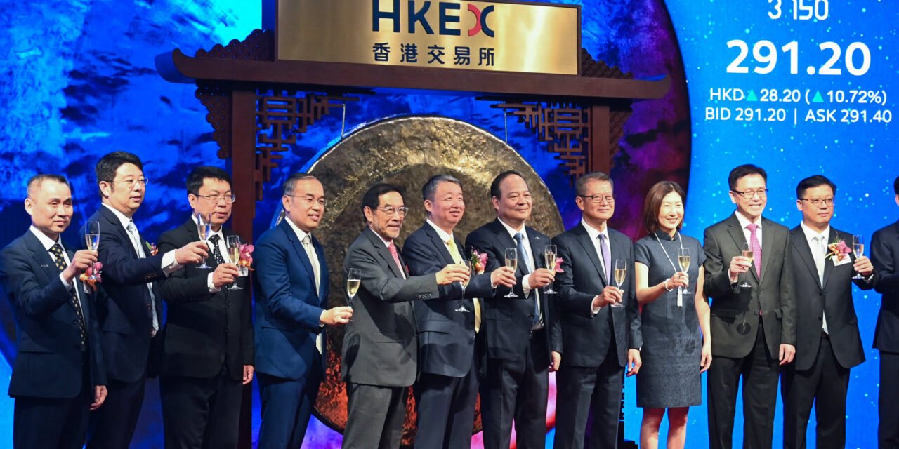 Chinese Battery Giant Surges in Hong Kong Market Debut