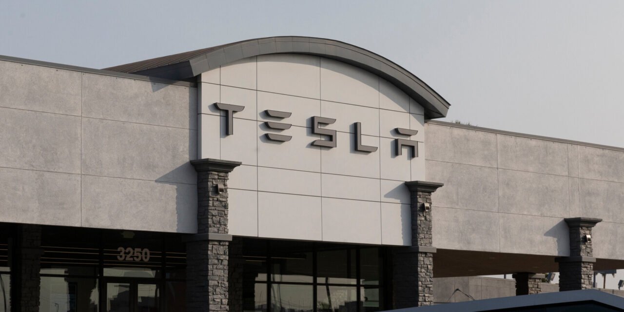 Tesla Shares Slide as Trump-Elon Musk Feud Escalates
