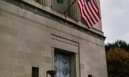Appeals Court Delays Decision on Contempt Plan in Venezuelan Migrant Deportation Case