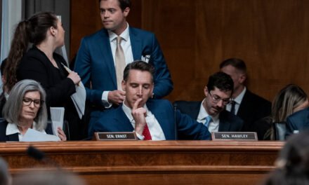 Bill Barring Stock Trading for Congress Advances With Trump Carve-Out